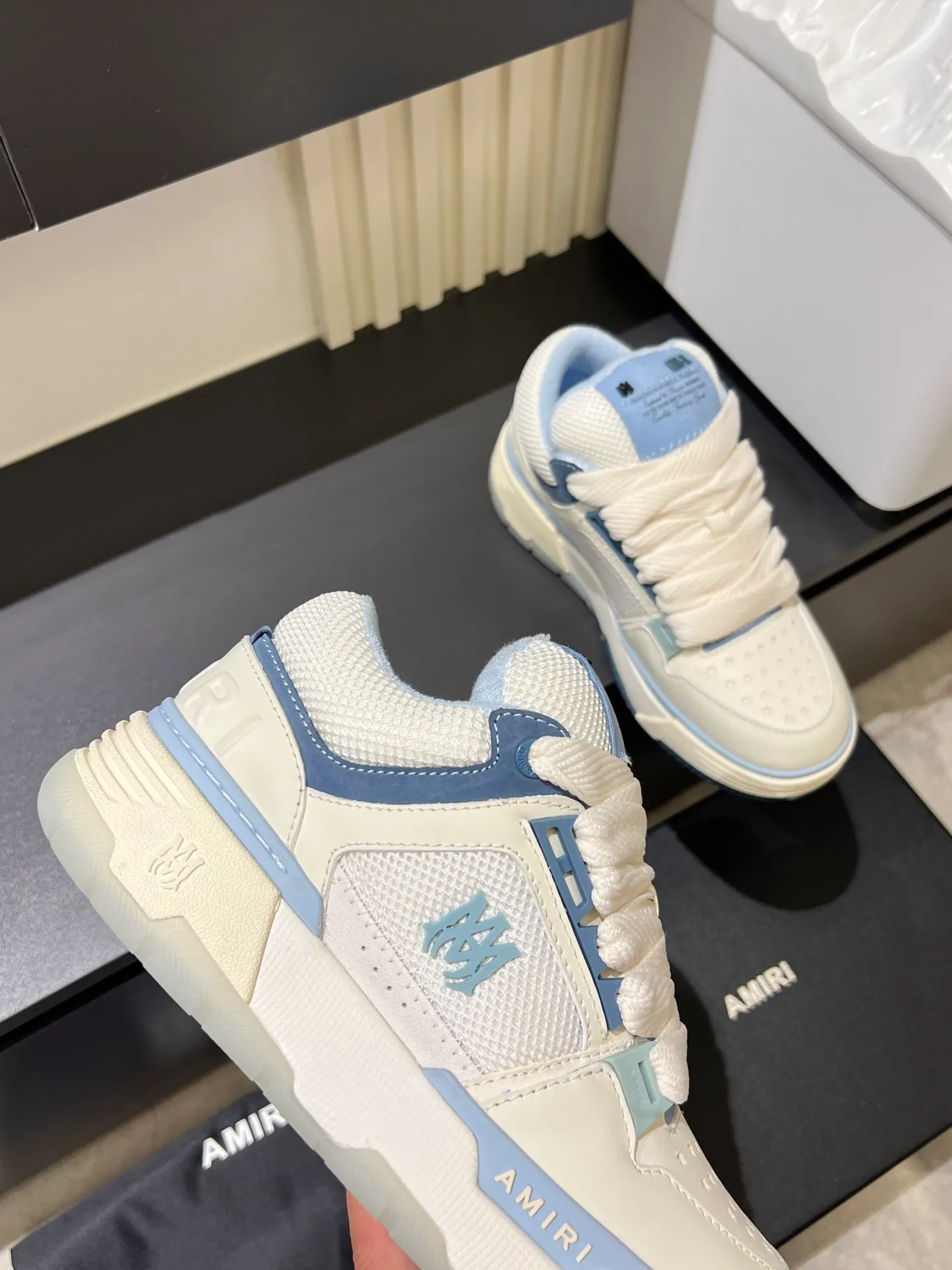 Men's shoes 💰p680 [AMIRI] 2025 spring and summer series new sneakers, new 🆕 bread shoes, bread shoes have a very special big tongue design, thickened outsole, rounded toe, oversized rubber sole and perforated star details, whoever wears them will look better! The appearance is responsible, the feet are retro and handsome! Size: 38-45